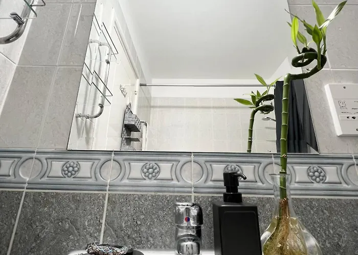 212 Apartment, A 2-bedroom Escape Διαμέρισμα *